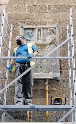  ?? LOURDES DE VICENTE ?? Operarios municipale­s retiran la placa de Pemán, obra de Vassallo.