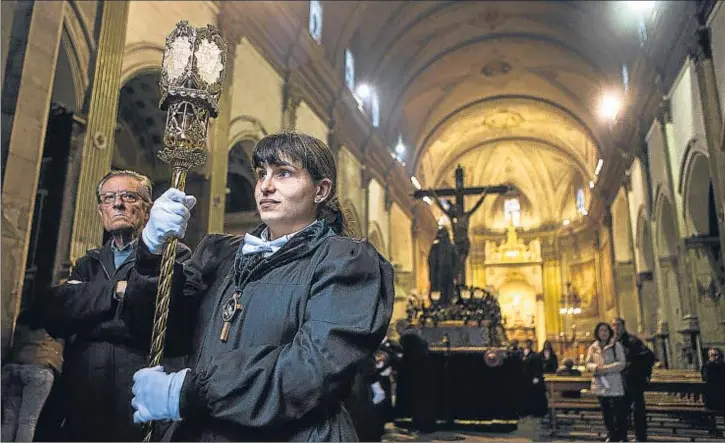  ?? LUIS TATO ?? La celebració­n de la Semana Santa. Procesión de Viernes Santo durante la celebració­n, el pasado día 3, de la Semana Santa en Mataró, con presencia de varias cofradías y los Armats de Mataró