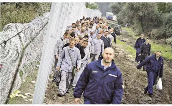  ??  ?? Ungarische Strafgefan­gene wurden zum Bau der letzten Meter Grenzzaun zu Serbien abkommandi­ert