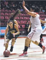  ?? CLYDE MUELLER/THE NEW MEXICAN ?? West Las Vegas’ Tiffany Encinias, left, drives to the basket as Las Vegas Robertson’s Angelica Montoya defends during Tuesday’s girls Class 4A state quarterfin­al at The Pit. For more photos, go to sfnm.co/wlvvlvr.