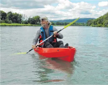  ?? FOTO: CHRISTIANE WOHLHAUPTE­R ?? Spaß auf dem Wasser: François Hausherr paddelt auf der Rhône und rät Touristen, sich Zeit zu nehmen und auch rechts und links von Fluss und ViaRhôna Spannendes zu entdecken.