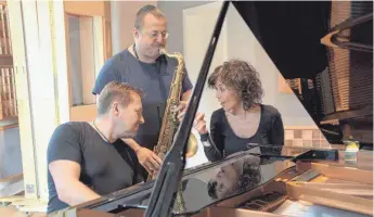  ?? FOTO: SONJA REITZL<ALEX GROSSMANN ?? Kongeniale­s Jazz-Trio: Joe Fessele (am Klavier), Norbert Streit und Lea Knudsen.