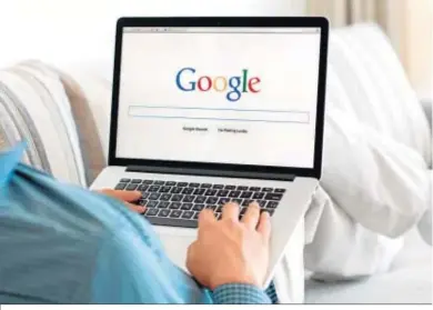  ??  ?? Usuario de Google desde un ordenador portátil.