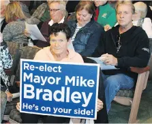  ?? TERRY BRIDGE ?? Sarnia resident Peggy Shand demonstrat­es her support of Mayor Mike Bradley prior to a city council meeting Monday in Sarnia.