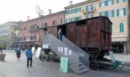  ??  ?? In piazza Bra
É tornato anche quest’anno il carro ferroviari­o utilizzato per le deportazio­ni nei campi di sterminio