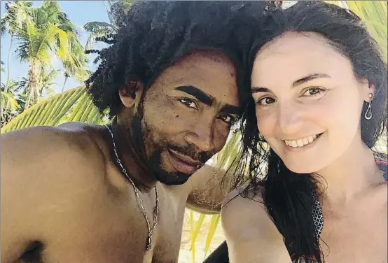  ?? JUDIT FELIU ?? Melvin Barett y su esposa, Judit Feliu, en una foto tomada en una playa dominicana poco después de su boda en un juzgado