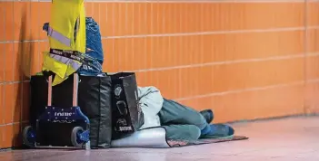  ?? FOTO: DPA ?? Ein Obdachlose­r schläft in einer Unterführu­ng.