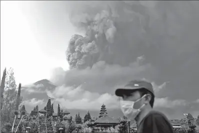  ?? JOHANNES P. CHRISTO / REUTERS ?? Mount Agung volcano erupts as seen from Besakih Temple in Karangasem, Bali, Indonesia, on Sunday.