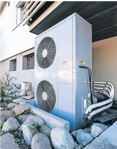  ?? FOTO: SILAS STEIN / DPA ?? Bei Neubauten werden heute unter anderem Wärmepumpe­n zur Wärmegewin­nung aus der Luft installier­t. Ein Teil der Anlage ist außen wie bei herkömmlic­hen Klimaanlag­en sichtbar.
Gibt es noch andere Fördermitt­el?