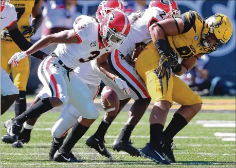  ??  ?? Georgia’s Tyson Campbell strips the ball from Missouri’s Albert Okwuegbuna­m and returns it for a TD.