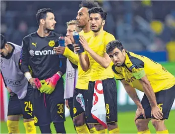  ?? FOTO: DPA ?? Dortmunds Spieler um Nuri Sahin (zweiter von re.) waren nach dem 2:3 völlig geschafft.