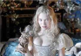  ?? ?? Arriba, Lea Seydoux, en una escena de ‘La bestia’. A la izq., el malogrado grupo Milli Vanili.