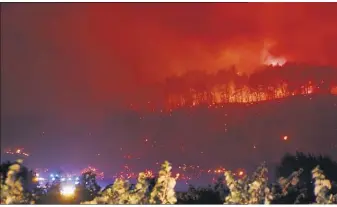  ?? E. Charles) ?? L’incendie a rapidement progressé sur les hauteurs de la plaine de l’Arc, attisé par un vent violent.(Photos