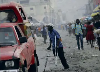  ??  ?? Dans une rue de Port-au-Prince, la capitale haïtienne, en 2020. Haïti est aujourd’hui le 15e pays le plus pauvre du monde.