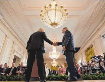  ?? FOTO: DPA ?? Jede Lösung im Friedenspr­ozess denkbar: Donald Trump (li.) mit Benjamin Netanjahu im Weißen Haus.
