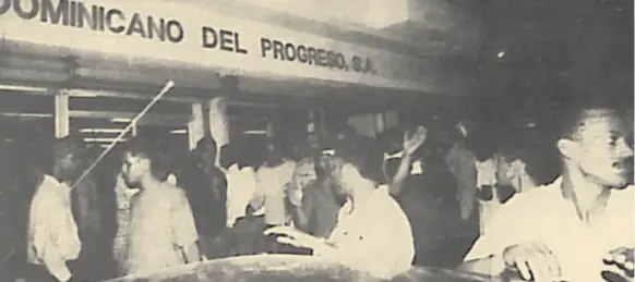  ??  ?? Más de 12 horas de pánico y tensión durante el asalto al Banco del Progreso que mantuvo en vilo a la población, cuando Cristóbal Eliseo Payano Rodríguez, tomó de rehenes a una docena de empleados de la entidad bancaria.