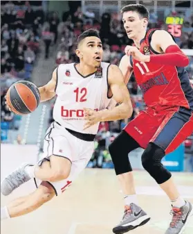  ?? FOTO: EFE ?? Maodo Lo conduce el balón ante la defensa de Matt Janning