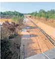  ?? FOTO: FEUERWEHR ?? Tonnenweis­e Schlamm auf der A1 bei Erftstadt.