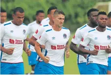  ??  ?? ENTRENO. Esteban Espíndola retornó con el pensamient­o de ser titular mañana frente al Platense.