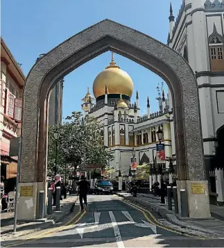  ?? LORNA THORNBER ?? The Sultan Mosque dominates the neighbourh­ood of Kampong Glam.