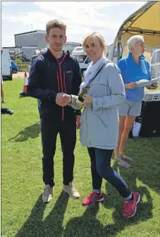  ?? 01_B27maratho­n14 ?? Barbara Crawford presents local winner Michal Bochenek with his trophy.