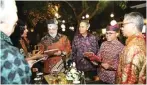  ?? PEMKAB BANYUWANGI FOR JAWA POS ?? APRESIASI TOKOH SENI: Foto kiri, Menteri Luar Negeri Retno Marsudi (kiri) bersama Bupati Banyuwangi Abdullah Azwar Anas saat mengunjung­i Sanggar Genjah Arum dan bertemu maestro tari Gandrung Temu Misti. Anas saat menerima duta besar dan perwakilan diplomatik dari negara sahabat di pendapa.