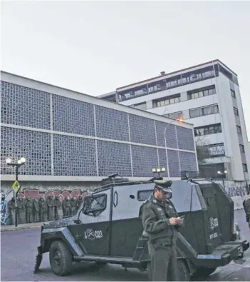  ??  ?? La policía uniformada ha reforzado la vigilancia en el sector del establecim­iento.