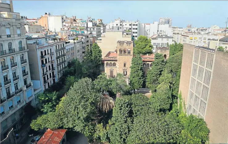  ?? JORDI PLAY ?? Patrimonio local. El palacete de los Muñoz Ramonet, desde hace unos días propiedad de la ciudad, visto desde uno de los edificios que lo rodean