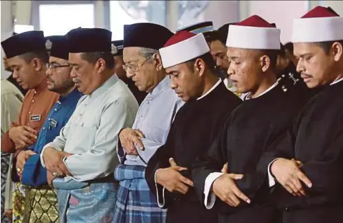  ?? PIC BY ZULFADHLI ZULKIFLI ?? Prime Minister
Tun Dr Mahathir Mohamad performing prayers in conjunctio­n with Warriors Day at Masjid Khalid Al-Walid in Kuala Lumpur. With him are Defence Minister Mohamad Sabu (third from left) and Minister in the Prime Minister’s Department Datuk Dr...