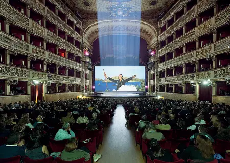  ??  ?? La prima Come ogni anno l’inaugurazi­one di Artecinema si tiene tra i velluti del San Carlo