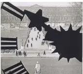  ?? FOTO: HHI/KERTÉSZ/ BERTRAND PREVOST ?? Die Schau zeigt Bilder von André Kertész – hier sein Blick auf den Louvre durch ein Ziffernbla­tt (Ausschnitt) .