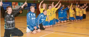  ?? Foto: Radloff ?? Groß war der Jubel, nachdem die Schwabmünc­hner Handballer mit 31:30 gegen Göggingen siegten.