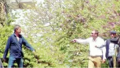  ??  ?? “L’uomo nero” L’incontro-scontro tra Carminati e Senese il 30 aprile 2013 tratte dal docu-film (La7) di Lirio Abbate, Guy Chiappaven­ti e Flavia Filippi