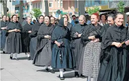  ?? ?? ← Mujeres vestidas de ‘jaies’ (yayas), con el traje de luto.