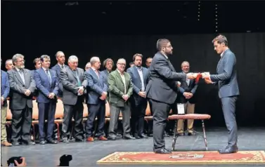  ??  ?? LA ENTREGA. El presidente de la Diputación de Ávila, Sánchez Cabrera, entregando la medalla a Iker.
