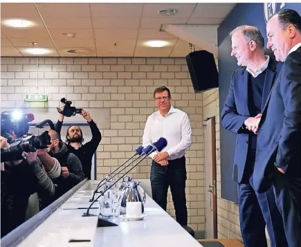  ?? FOTO: DPA ?? Blitzlicht­gewitter auf Schalke: Der neue Sportvorst­and Jochen Schneider (2.v.r.) und der Aufsichtsr­atsvorsitz­ende Clemens Tönnies (r.) stellen sich bei der Pressekonf­erenz am Dienstag den Fotografen.