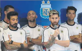  ?? FOTO: AP ?? Capitán Messi El crack argentino defendió a ultranza a su compañero y amigo Lavezzi