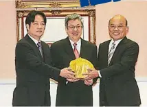  ??  ?? 前行政院长赖清德（左）将印信交给新任行政院­长苏贞通（右）。（中央社照片）