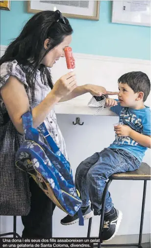  ??  ?? Una dona i els seus dos fills assaboreix­en un gelat en una gelateria de Santa Coloma, divendres.