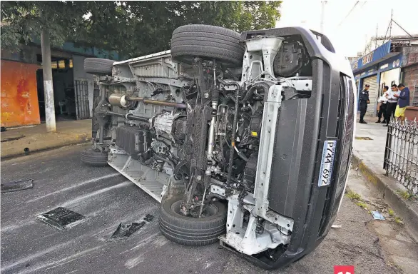  ??  ?? El microbús que volcó ayer por la mañana en Santa Tecla y en el que resultaron varios estudiante­s de diferentes colegios con lesiones. No se tuvo una versión clara sobre el accidente.