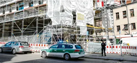  ?? Foto: Anna Kondratenk­o ?? Bei der Kontrollak­tion im „Geisterhau­s“am Augsburger Leonhardsb­erg wurden am Mittwoch 41 Beschäftig­te befragt.