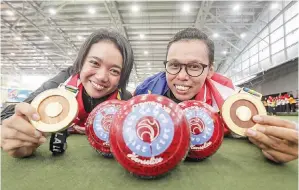  ?? - Gambar BERNAMA ?? AUNI Fathiah (kiri) dan Siti Zalina bersama pingat Emas masing-masing dalam acara akhir Boling Padang Pairs Wanita di Pusat Boling Padang Kebangsaan, Kompleks Sukan Kebangsaan Bukit Kiara pada Sabtu.