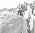  ??  ?? DR ABDUL Rahman (kiri) bersama ketuaketua jabatan melihat tanah mendap di Bukit Kota.