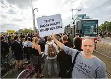  ?? Foto: Yan Renelt, MAFRA ?? Ochránci mostu Příznivci kubistické­ho mostu památku chránili při symbolické blokádě letos v dubnu. Protestova­li proti vedení města, které chtělo most zbourat.