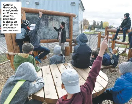  ?? PHOTO JEAN-FRANÇOIS DESGAGNÉS ?? Cynthia Gros-louis, enseignant­e en 3e année, dans l’espace pour la classe en plein air.