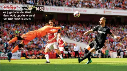  ?? FOTO REUTERS ?? David Ospina respondió cuando fue exigido por los jugadores del West Ham. Acá, oportuno en el rechazo.