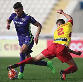  ??  ?? St. Andrews’ Argentinia­n winger Ivan Edgardo Paz (L) glides past Edward Herrera of Birkirkara in the 2-2 draw between the two sides. Photo: Domenic Aquilina
