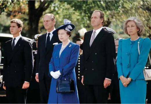  ?? KORPA ?? Don Juan Carlos, Doña Sofía y el Príncipe Felipe junto a Isabel II y Felipe de Edimburgo en una visita oficial a Edimburgo en 1988