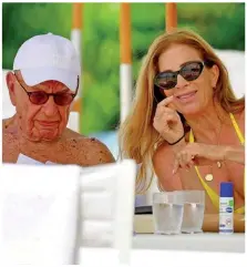  ?? ?? Arriba, Rupert Murdoch y Jerry Hall el día de su mediática boda, celebrada en marzo de 2016. Izquierda, las fotos que dieron la vuelta al mundo del nonagenari­o magnate de los medios de comunicaci­ón con Ann Lesley Smith, a quien acaba de pedir la mano. Bajo estas líneas, izquierda, con Anna Torv, la mujer con quien estuvo casado casi tres décadas. A su derecha, fotografía de Rupert Murdoch con
su tercera esposa, Wendi Deng