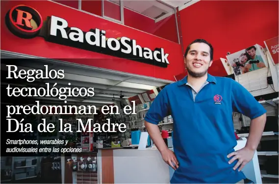  ?? Gerson Vargas/La República ?? El asesor de ventas de RadioShack, Rodrigo Nùñez, muestra los profuctos tendencia para la fecha